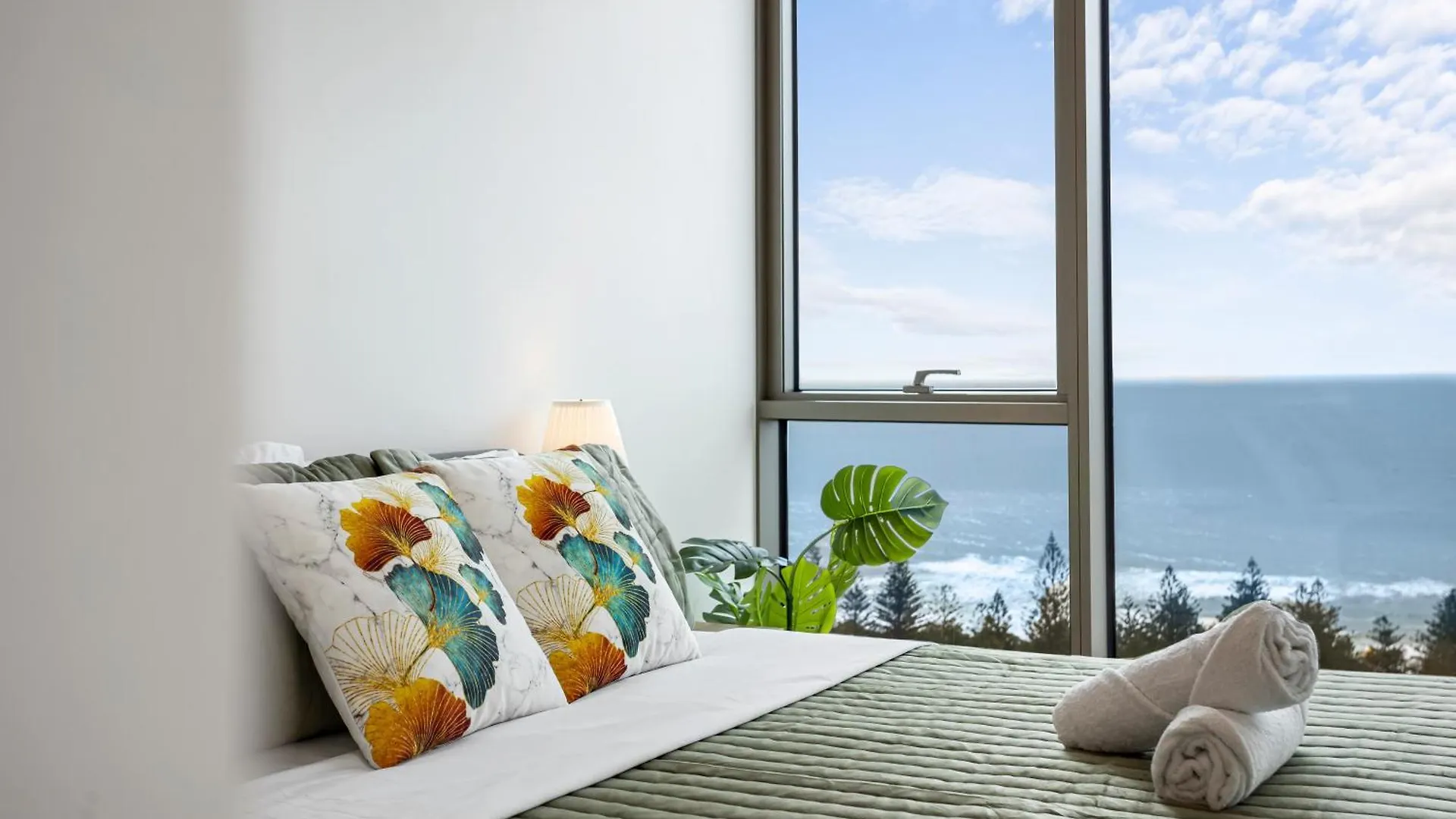 Stunning Ocean Views Broadbeach 3Br2Ba Modern Apt Gold Coast Australia