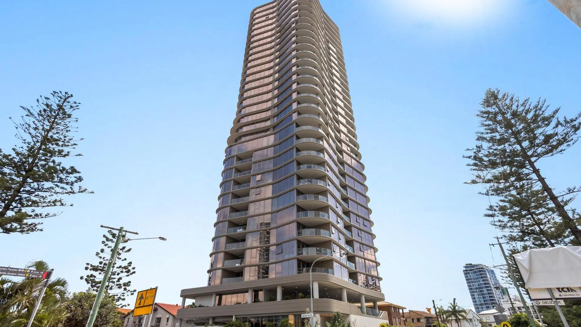 Stunning Ocean Views Broadbeach 3Br2Ba Modern Apt Gold Coast Apartment