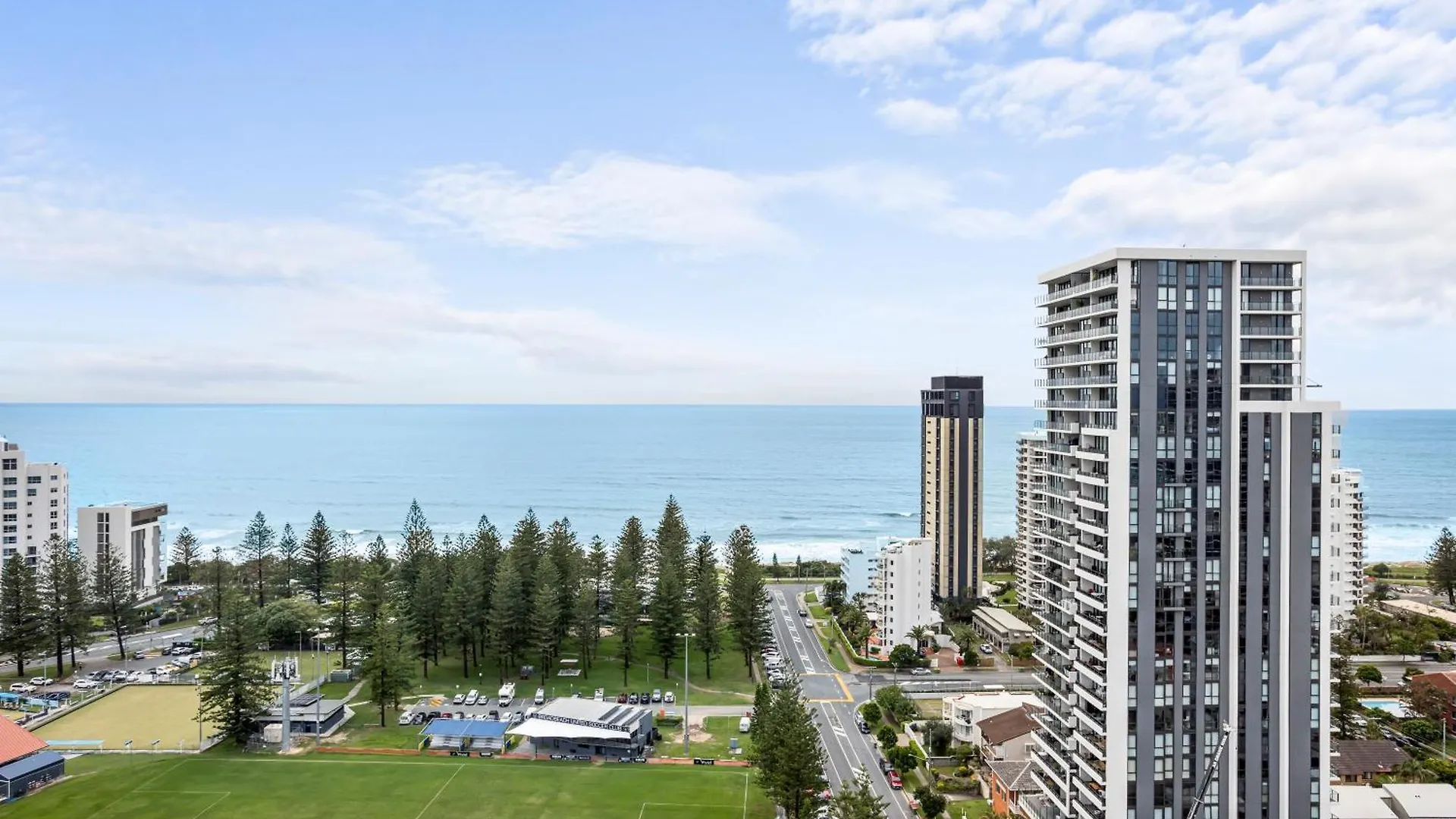 Stunning Ocean Views Broadbeach 3Br2Ba Modern Apt Gold Coast