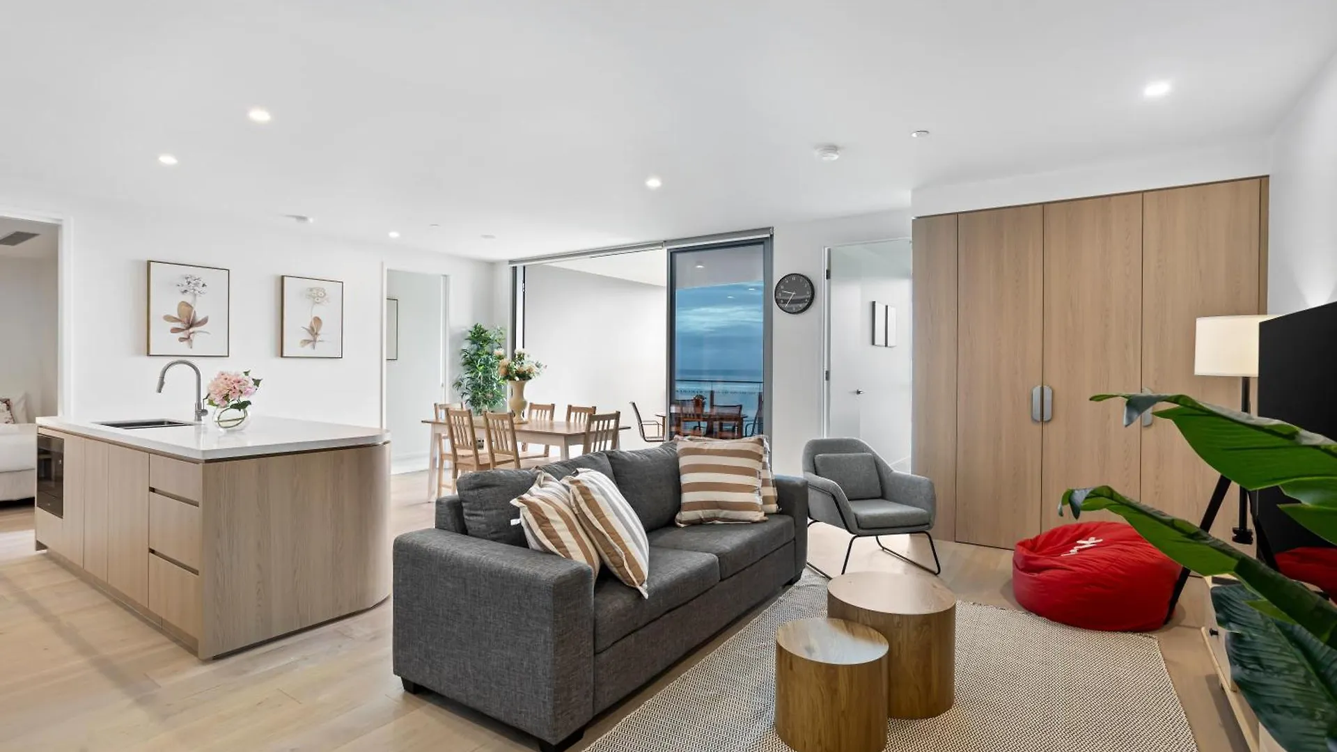 Apartment Stunning Ocean Views Broadbeach 3Br2Ba Modern Apt Gold Coast