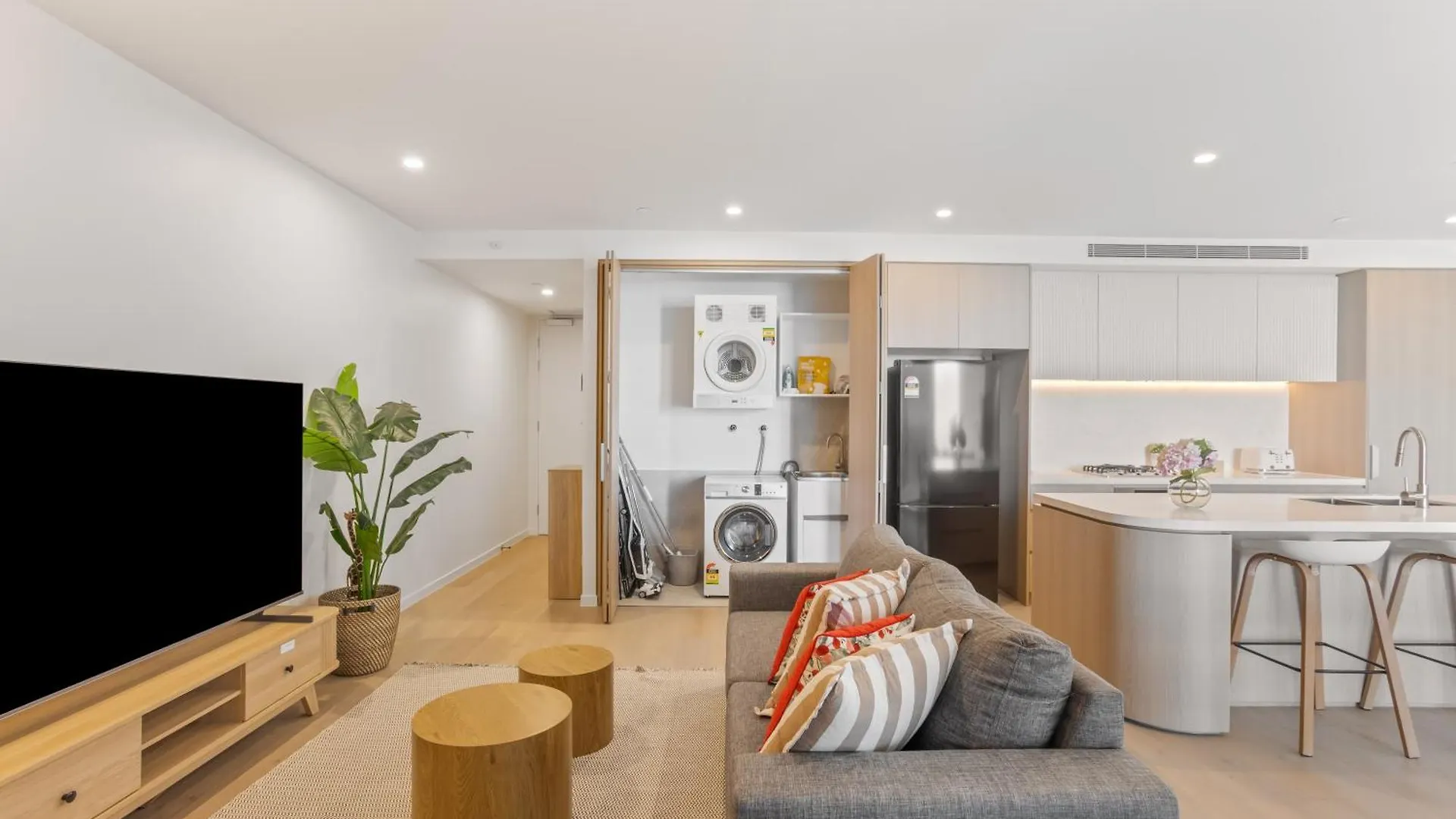 Stunning Ocean Views Broadbeach 3Br2Ba Modern Apt Gold Coast