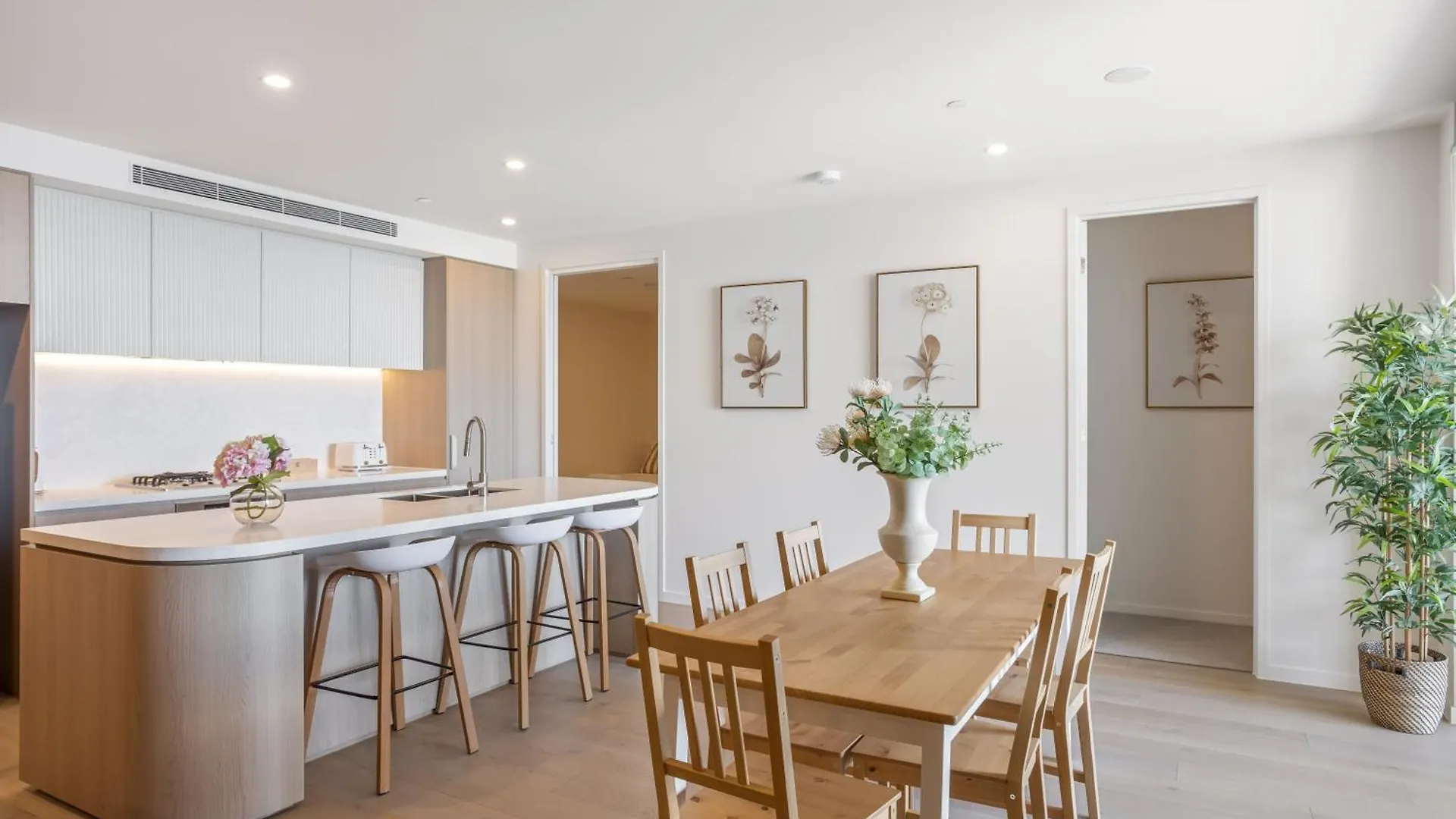 Stunning Ocean Views Broadbeach 3Br2Ba Modern Apt Gold Coast