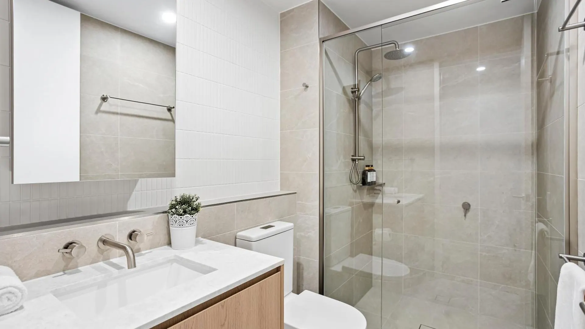 Apartment Stunning Ocean Views Broadbeach 3Br2Ba Modern Apt Gold Coast Australia