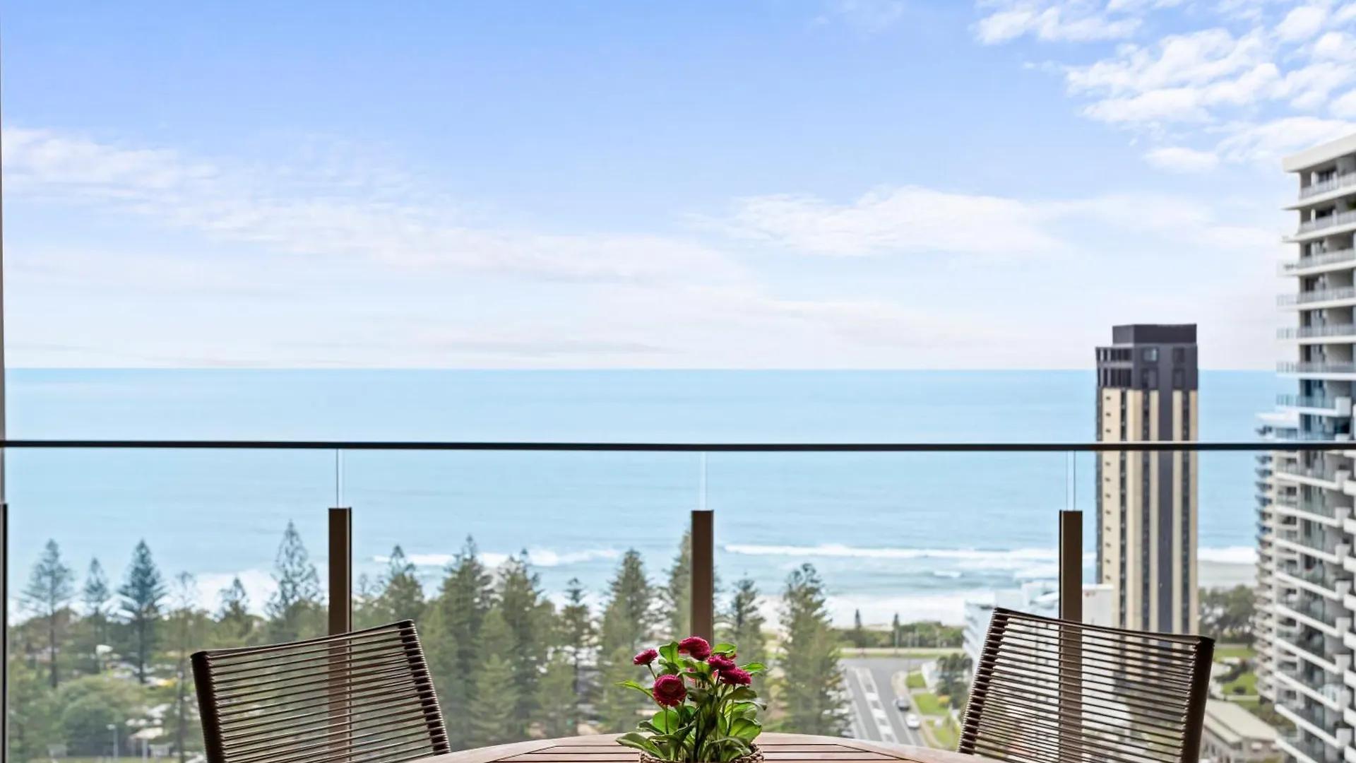 Stunning Ocean Views Broadbeach 3Br2Ba Modern Apt Gold Coast
