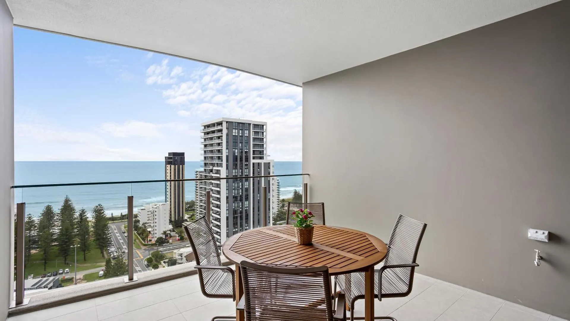 Stunning Ocean Views Broadbeach 3Br2Ba Modern Apt Gold Coast Australia