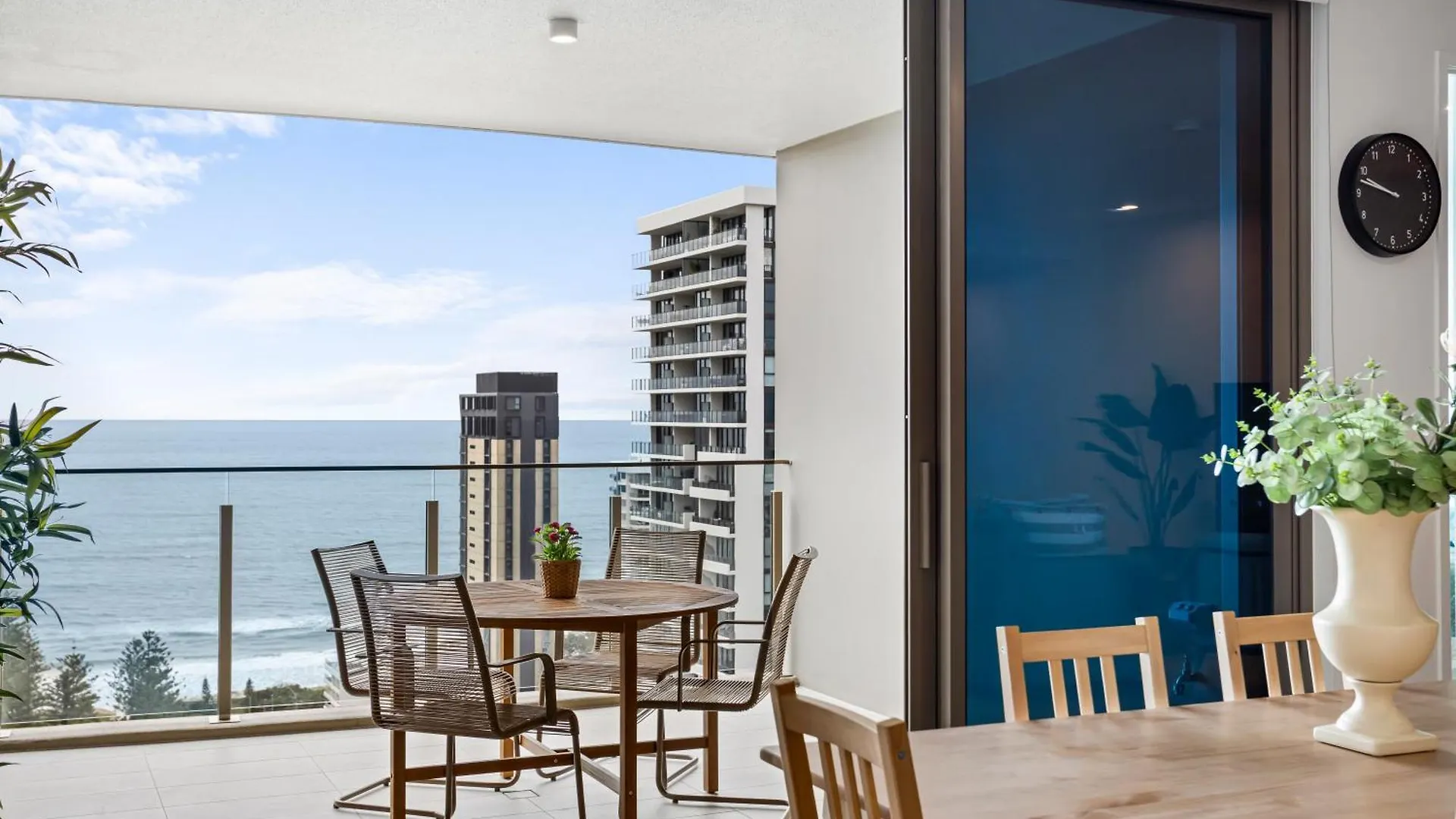 Stunning Ocean Views Broadbeach 3Br2Ba Modern Apt Gold Coast Apartment