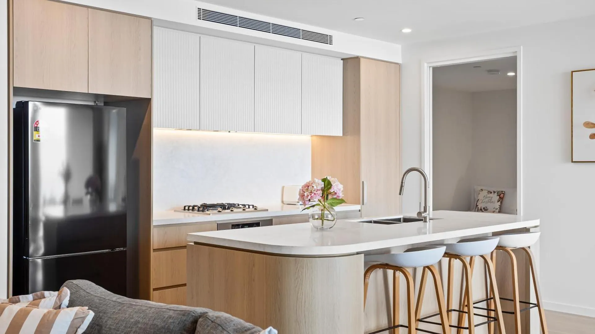 Stunning Ocean Views Broadbeach 3Br2Ba Modern Apt Gold Coast Apartment