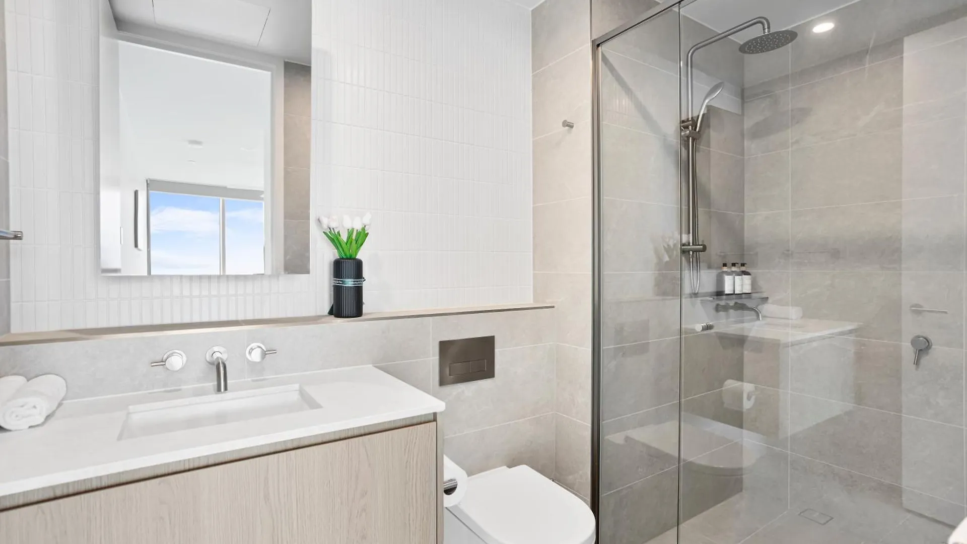 Stunning Ocean Views Broadbeach 3Br2Ba Modern Apt Gold Coast Apartment