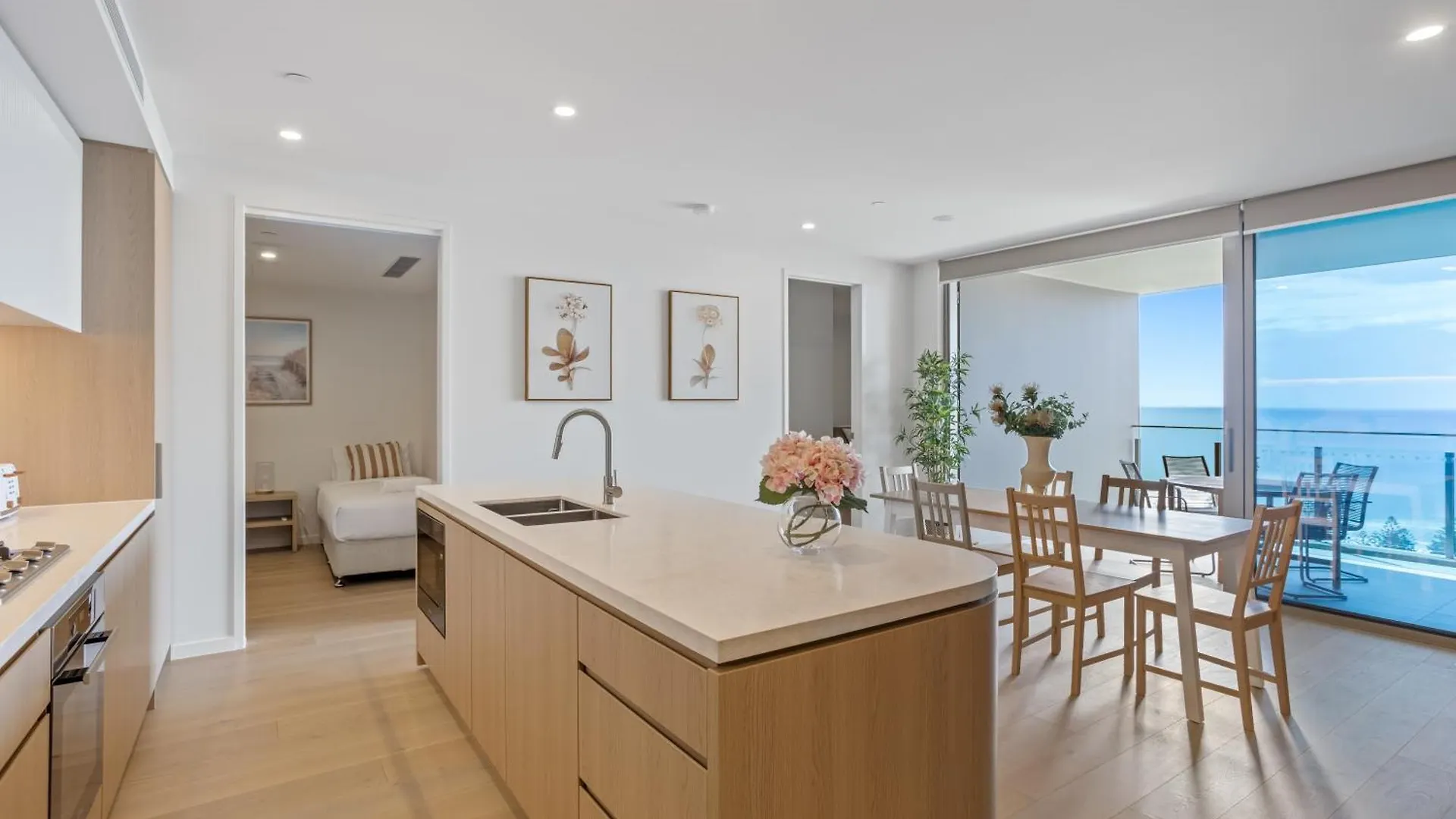 Stunning Ocean Views Broadbeach 3Br2Ba Modern Apt 골드코스트